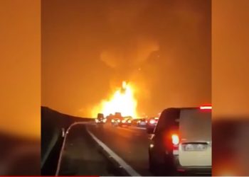 Pożar na A4. Wybuch był widoczny z kilku kilometrów. Spłonął tir [WIDEO]