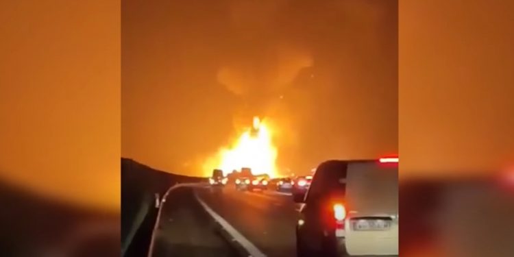 Pożar na A4. Wybuch był widoczny z kilku kilometrów. Spłonął tir [WIDEO]