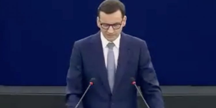 Premier jak Robert Mazurek. Za tę wypowiedź w Parlamencie Europejskim otrzymał brawa [WIDEO]