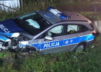 Radiowóz wylądował w rowie. Sprawca wypadku uciekł. Szybko go złapali