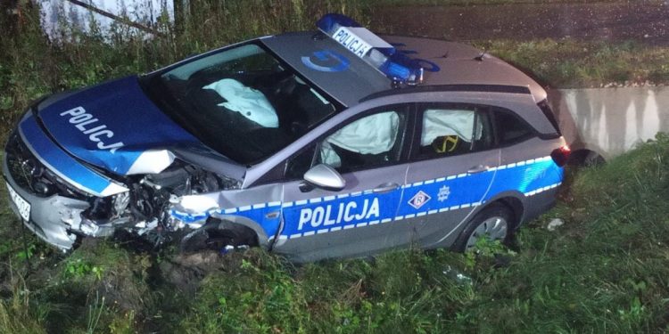 Radiowóz wylądował w rowie. Sprawca wypadku uciekł. Szybko go złapali