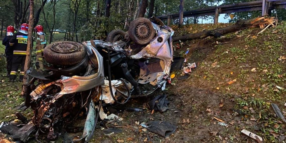 Samochód dachował, a potem uderzył w drzewo. Nie mieli szans