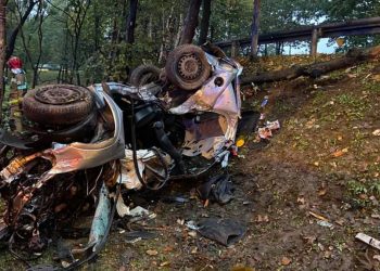 Samochód dachował, a potem uderzył w drzewo. Nie mieli szans