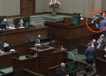 Zrzucił zdjęcie dziecka migrantów na podłogę. W Sejmie rozległo się buczenie [WIDEO]