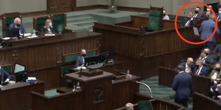 Zrzucił zdjęcie dziecka migrantów na podłogę. W Sejmie rozległo się buczenie [WIDEO]