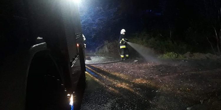 Straż Pożarna gasiła pożar. W tym czasie… obrzucano ich kamieniami