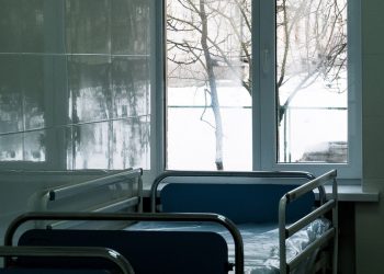szpital łóżko okno