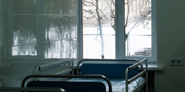 szpital łóżko okno