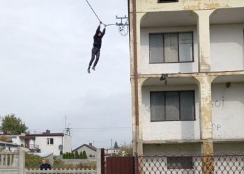 Uciekał po przewodach przed policją. Spadł z wysokości