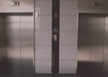 Wpadł do szybu windy. Doznał poważnych obrażeń