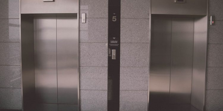 Wpadł do szybu windy. Doznał poważnych obrażeń