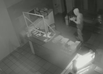 Włamał się do lokalu i… zrobił sobie kebab. Wszystko nagrał monitoring [WIDEO]