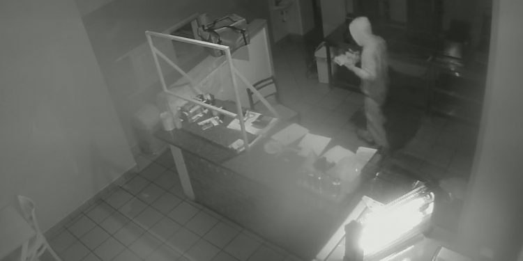 Włamał się do lokalu i… zrobił sobie kebab. Wszystko nagrał monitoring [WIDEO]