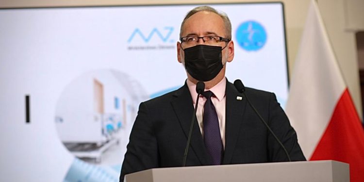 Niedzielski zapowiada obostrzenia! „Sytuację oceniamy jako niebezpieczną”