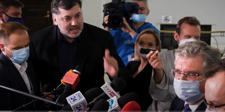 Dziambor przerwał konferencję posłów PiS. „To jest obrzydliwa segregacja” [WIDEO]