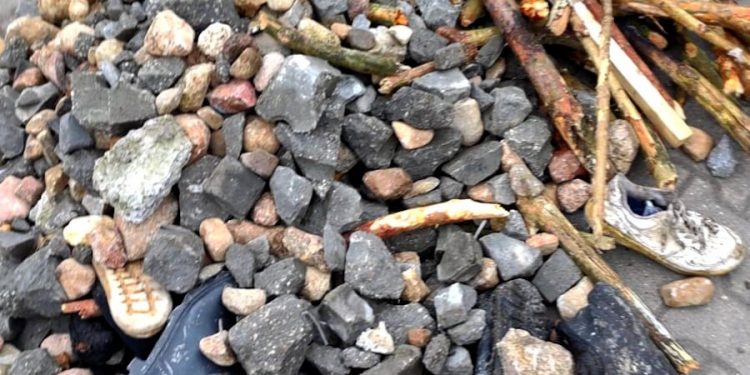 Te przedmioty leciały w kierunku polskich funkcjonariuszy. Policja pokazała zdjęcia