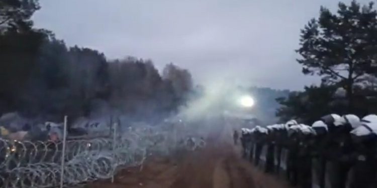 Jak minęła noc w Kuźnicy? Policja publikuje nowe nagrania [WIDEO]