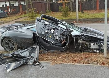 McLaren za 2 mln zł rozbity o latarnię w Otwocku. Prowadził znany kierowca rajdowy