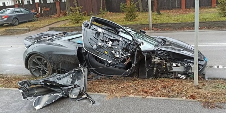 McLaren za 2 mln zł rozbity o latarnię w Otwocku. Prowadził znany kierowca rajdowy
