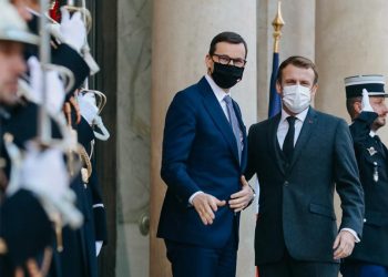 Morawiecki spotkał się z Macronem. Rozmawiali „o rosyjskiej broni”