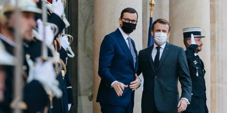 Morawiecki spotkał się z Macronem. Rozmawiali „o rosyjskiej broni”