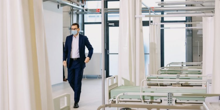 Morawiecki: „Otwieramy szpitale tymczasowe, by zapewnić opiekę każdemu potrzebującemu”