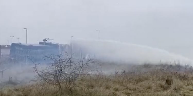 Kolejny szturm na granicę! Wojsko użyło granatów ogłuszających i armatki wodnej [WIDEO]
