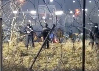 Białoruscy funkcjonariusze pojawili się na miejscu ataku migrantów. Oskarżą Polskę? [WIDEO]