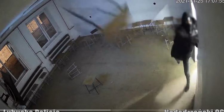 Bunt migrantów w ośrodku. Policja pokazała nagrania z monitoringu [WIDEO]