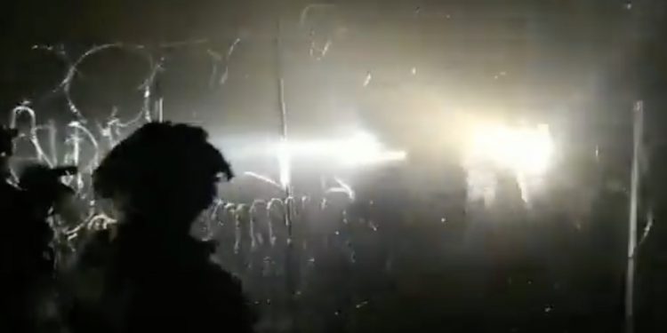 Białoruscy żołnierze próbowali zniszczyć ogrodzenie. Straż Graniczna pokazała nagranie [WIDEO]