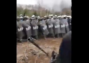 Migranci przerwali płot na granicy polsko-białoruskiej. „Tłum skanduje: Niemcy!” [WIDEO]