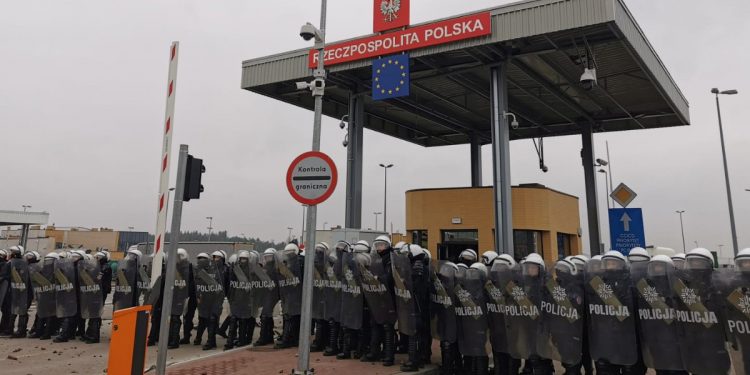 Rusza zbiórka dla polskich mundurowych na granicy! „Może doda im siły i otuchy”