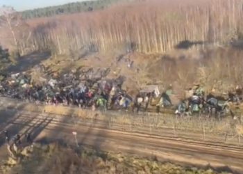 Gigantyczne obozowisko migrantów w rejonie Kuźnicy. Pokazano nagranie z helikoptera [WIDEO]