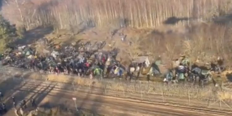 Gigantyczne obozowisko migrantów w rejonie Kuźnicy. Pokazano nagranie z helikoptera [WIDEO]