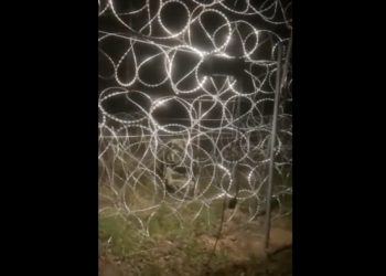 Białoruskie służby niszczą ogrodzenie w nocy. MON pokazało nagranie [WIDEO]