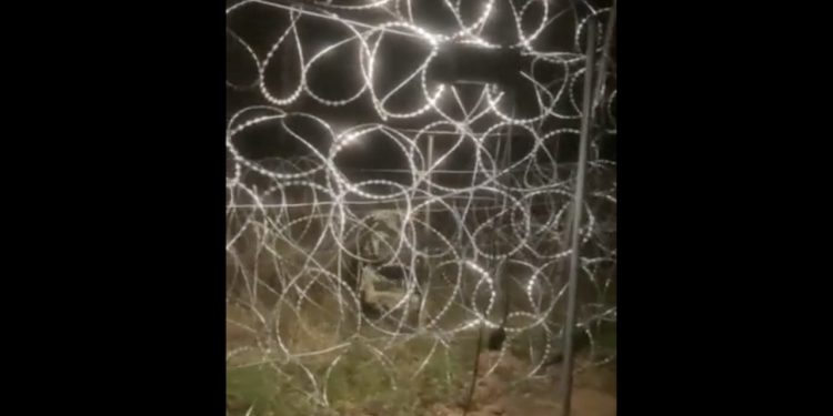 Białoruskie służby niszczą ogrodzenie w nocy. MON pokazało nagranie [WIDEO]