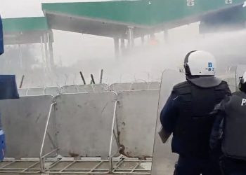 Migranci atakują polskie służby. Mają granaty hukowe, rzucają kamieniami [WIDEO]