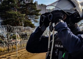 Imigranci przedarli się przez granicę. Zaatakowali policję