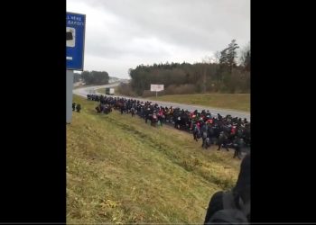 Imigranci w olbrzymiej kolumnie ruszyli na Polskę! „Będzie próba siłowego przejścia” [WIDEO]