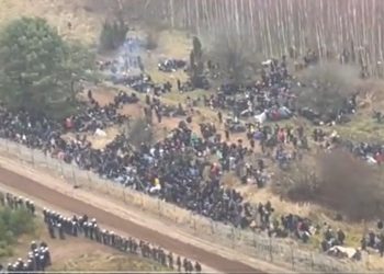 Imigranci dotarli do granicy! Olbrzymi tłum na nagraniu MON [WIDEO]
