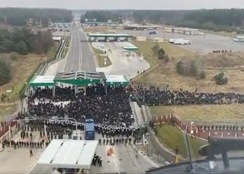Żołnierze białoruscy gromadzą się przy przejściu w Bruzgach! Są tam tłumy migrantów [WIDEO]