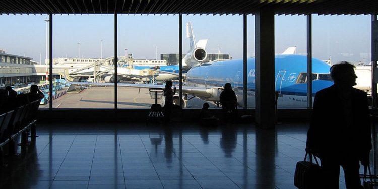 Holandia. Polaków wyrzucono z samolotu. Poszło maseczki