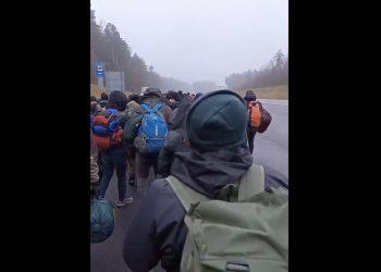 Ogromna grupa migrantów zmierza w kierunku polskiej granicy. Będzie kolejny szturm? [WIDEO]
