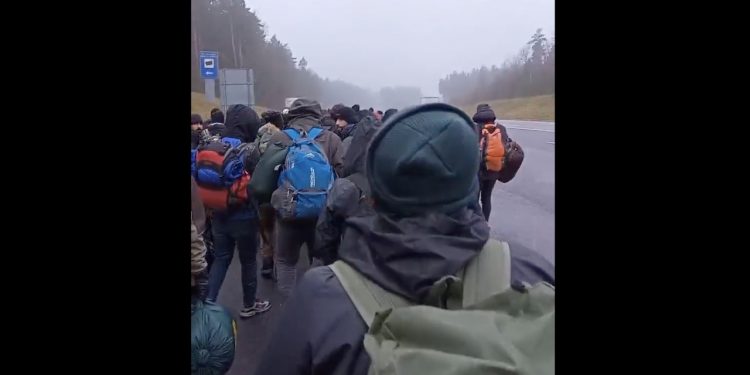 Ogromna grupa migrantów zmierza w kierunku polskiej granicy. Będzie kolejny szturm? [WIDEO]