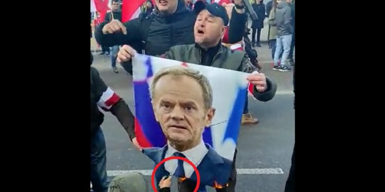 płonie portret donalda tuska
