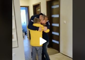 Tak dzieci zareagowały na powrót taty ze służby na granicy. Poruszające nagranie [WIDEO]