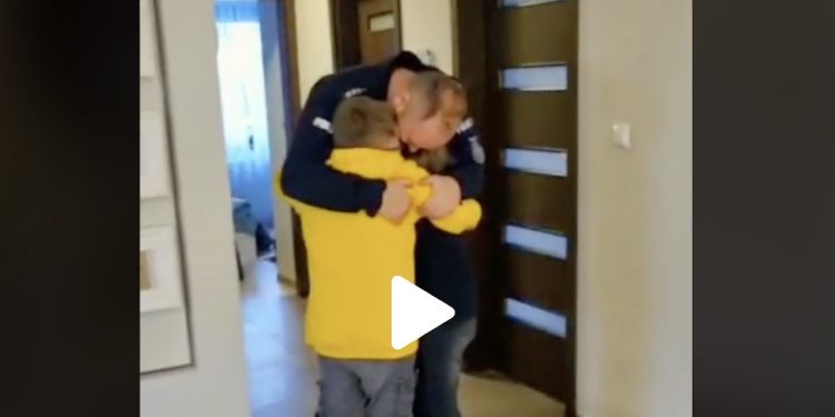 Tak dzieci zareagowały na powrót taty ze służby na granicy. Poruszające nagranie [WIDEO]