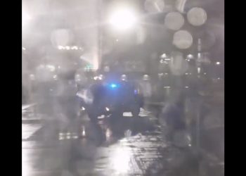 Tak Polaków powitano na lotnisku. Nagranie przejdzie do historii [WIDEO]