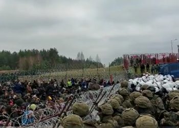 Imigranci gromadzą się na przejściu granicznym! Olbrzymi tłum [WIDEO]