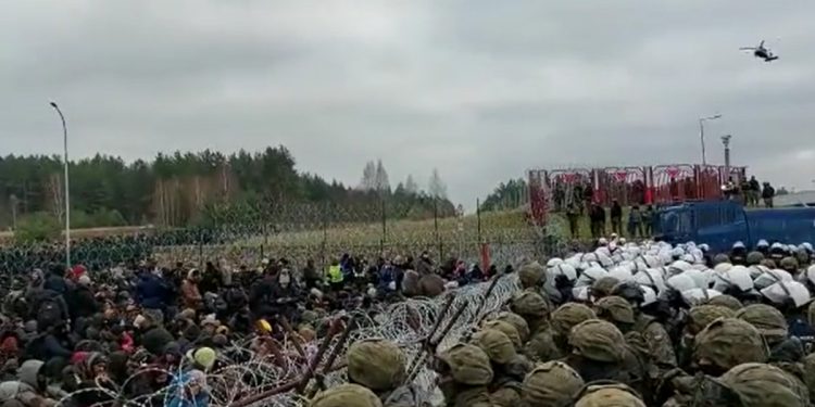 Imigranci gromadzą się na przejściu granicznym! Olbrzymi tłum [WIDEO]
